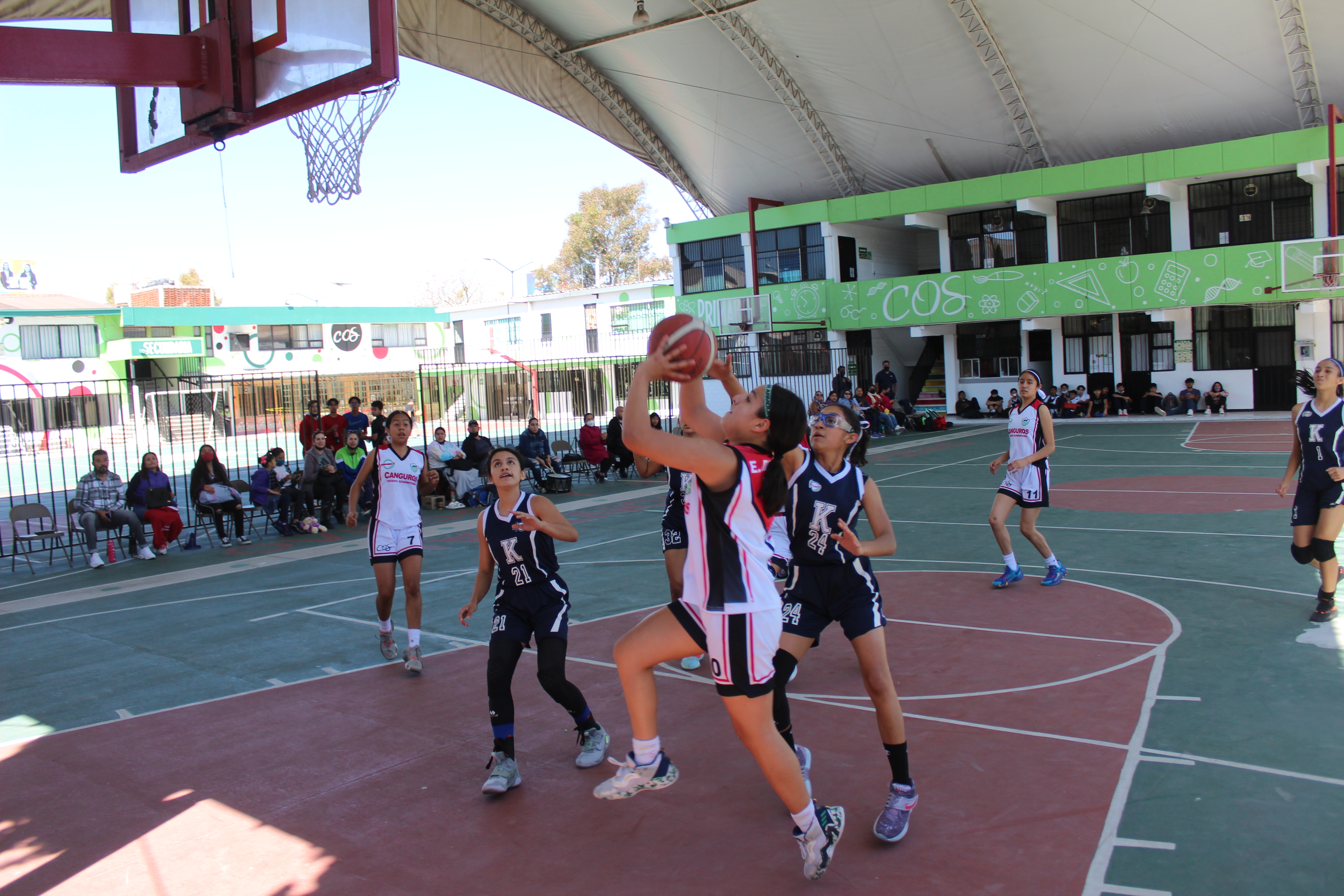 Canguros COS de baloncesto alza la mano en el Nacional Juvenil A de Conadeip