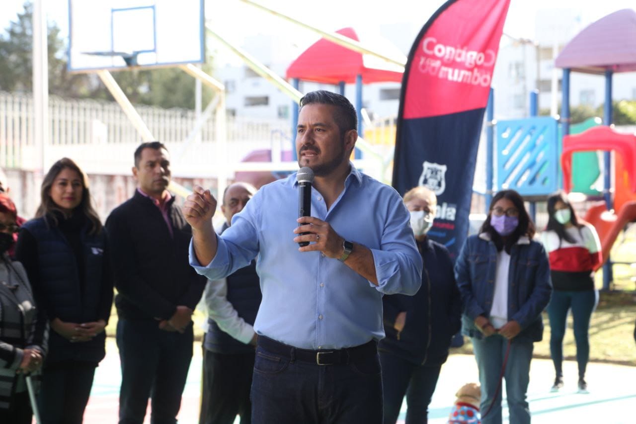 A partir de hoy, la Unidad Habitacional Mateo del Regil cuenta con una remodelada cancha. Y es que este martes, se inauguró la nueva cancha Villa la Vista donde el Ayuntamiento de Puebla, laboró en equipo con las fundaciones Placemaking, Walmart y Grupo Coca-Cola para hacer de este espacio un lugar accesible, donde se viva el deporte y la sana convivencia entre las familias poblanas de la zona.  Gracias a una inversión privada de aproximadamente 300 mil pesos que se logró intervenir la cancha a partir de las propuestas de diseño de la comunidad, mediante talleres participativos, precisó Guillermo Bernal, Director Ejecutivo de Placemaking, donde el Ayuntamiento se sumó al rescate de este espacio haciendo que cuente y se mantenga con servicios de iluminación, seguridad y limpieza, explicó Gabriela Ruiz Benítez, Regidora Presidenta de la Comisión de Salubridad, Asistencia Pública, Grupos Vulnerables y Personas con Discapacidad.  Y para que estos esfuerzos a favor de la reconstrucción del tejido social en Mateo del Regil no sé detengan, Miguel Méndez Gutiérrez, Director de Participación Ciudadana y Promoción Social, llamó a la comunidad a mantener el diálogo permanente con las autoridades municipales.  Sumados a esta encomienda, tanto Joana Aziani, Representante de Coca Cola Company, como Eduardo López Galván, Gerente de Asuntos Corporativos y Gubernamentales de Coca Cola Femsa, recordaron la importancia de mantener “un triángulo virtuoso” entre la Comuna, iniciativa privada y la sociedad, pues es así como se impulsan proyectos como este, donde se logra rescatar la vocación de los espacios deportivos que habían dejado de usarse para que la gente vuelva apropiarse de ellos, usarlos y cuidarlos.