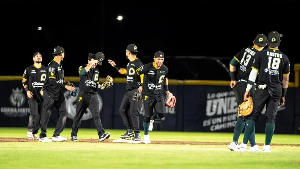 Pericos pegó primero para silenciar a los Bravos en León