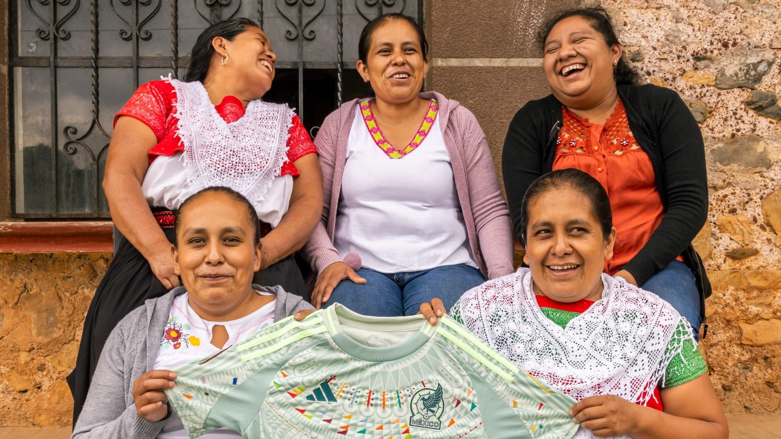 Artesanas de Naupan conquistan internet con bordados en jersey de México