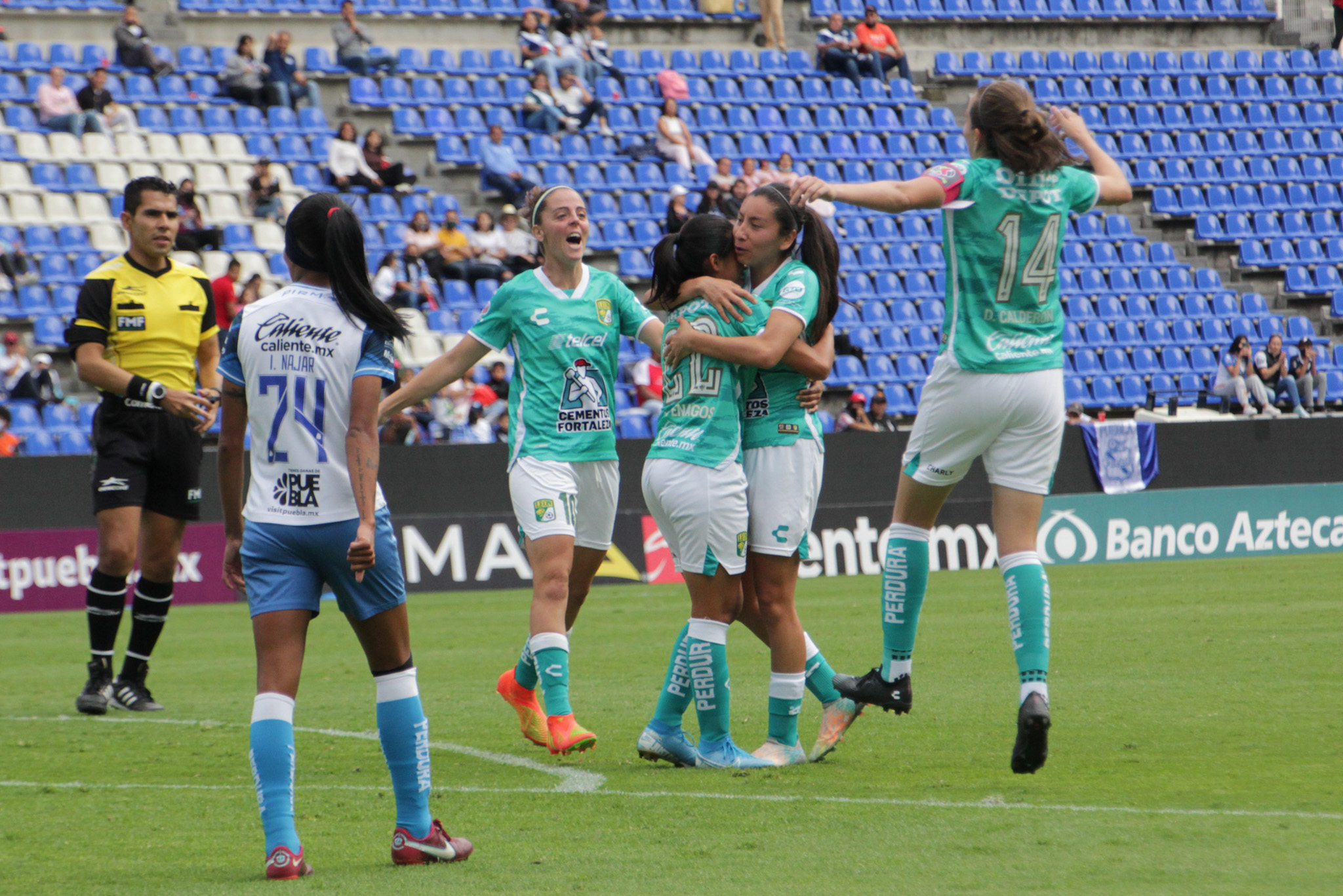 Con un contundente 3 goles a cero en su partido pendiente de la jornada 13, el Club Puebla cayó derrotado ante León (que aún se mantienen con posibilidades de clasificar a la Liguilla, esperando una combinación de resultados), y encara a un oscuro final de torneo en la Liga MX Femenil, pues de los últimos nueve puntos posibles sólo ha sumado una unidad, a la par de recibir una derrota más en casa.  Tan solo a los dos minutos del arranque en el estadio Cuauhtémoc, la leonesa Mariana Larroquette apareció para abrir el marcador en favor del conjunto esmeralda, lo que dio pauta para que la Fiera mantuviera el control del área chica poblana y terminara el primer tiempo con la ventaja.  A pesar de ir abajo en la pizarra, los asistentes al encuentro alentaron al Puebla Femenil para consolidar los acercamientos al arco rival que fue custodiado por la defensa visitante; aunque la asistencia fue apenas de 264 personas, el grito en las gradas fue alentador para las de dorsal blanquiazul.  Para el segundo tiempo, Puebla Femenil realizó tres cambios: Camila Fonseca por Samantha Martínez; Pilar Aceves por Fátima Bracamonte y Fátima Rosales por la incorporación de Rebeca Villuendas.  León continuó en busca del gol y fue la capitana Daniela Calderón quien anotó el segundo tanto con una actuación individual destacada a lo largo de todo el encuentro.  Las franjitas buscaron disminuir la distancia mientras Karla Morales se mantenía firme bajo los tres palos, pues gracias a ella el marcador en los primeros 45 minutos se mantuvo en la mínima.  Sin embargo la dorsal “22”, Natalia Penagos, anotó su primer tanto en el máximo circuito del futbol mexicano, cerrando así el marcador final que sentenció una derrota más para las locales en el “Dos Veces Mundialista”.  A pesar del intento de las enfranjadas por marcar el “gol del honor”, el marcador ya no tuvo movimiento.  Van por el último jalón En conferencia de prensa tras el partido, el director técnico del Club Puebla Femenil, Pablo Luna, habló acerca de este enfrentamiento y sus sensaciones acerca del partido respecto al arbitraje.  “Creo que fue un arbitraje bueno, en ningún momento vi que se haya inclinado de algún equipo o de algún lado. Vi un arbitraje que cumplió y en el resultado no influyó para nada”, dijo.  Sobre el juego ante Bravas de Juárez, señaló: “Lo más seguro es que cerremos con un triunfo. Hoy un equipo que fue bien armado, que fue superior en el terreno de juego, nos ganó un buen rival”.  La Franja cerrará el A2022 –sin posibilidades de clasificar a la liguilla con 11 puntos totales –el próximo 23 de octubre nuevamente en casa, ante Juárez. En este encuentro las de la frontera tampoco pueden pelear un puesto para clasificar.