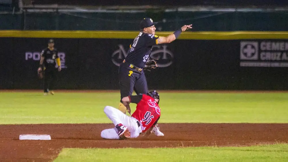 Desastroso relevo de Montillo; Pericos pierden en Campeche el primero de la serie