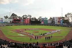 Luce ceremonia de bienvenida a la Liga Invernal Mexicana en el Hermanos Serdán