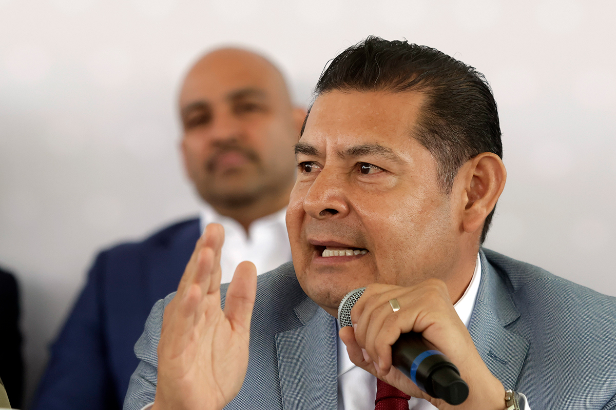 Gobernador de Puebla critica abandono al deporte de pasados gobiernos