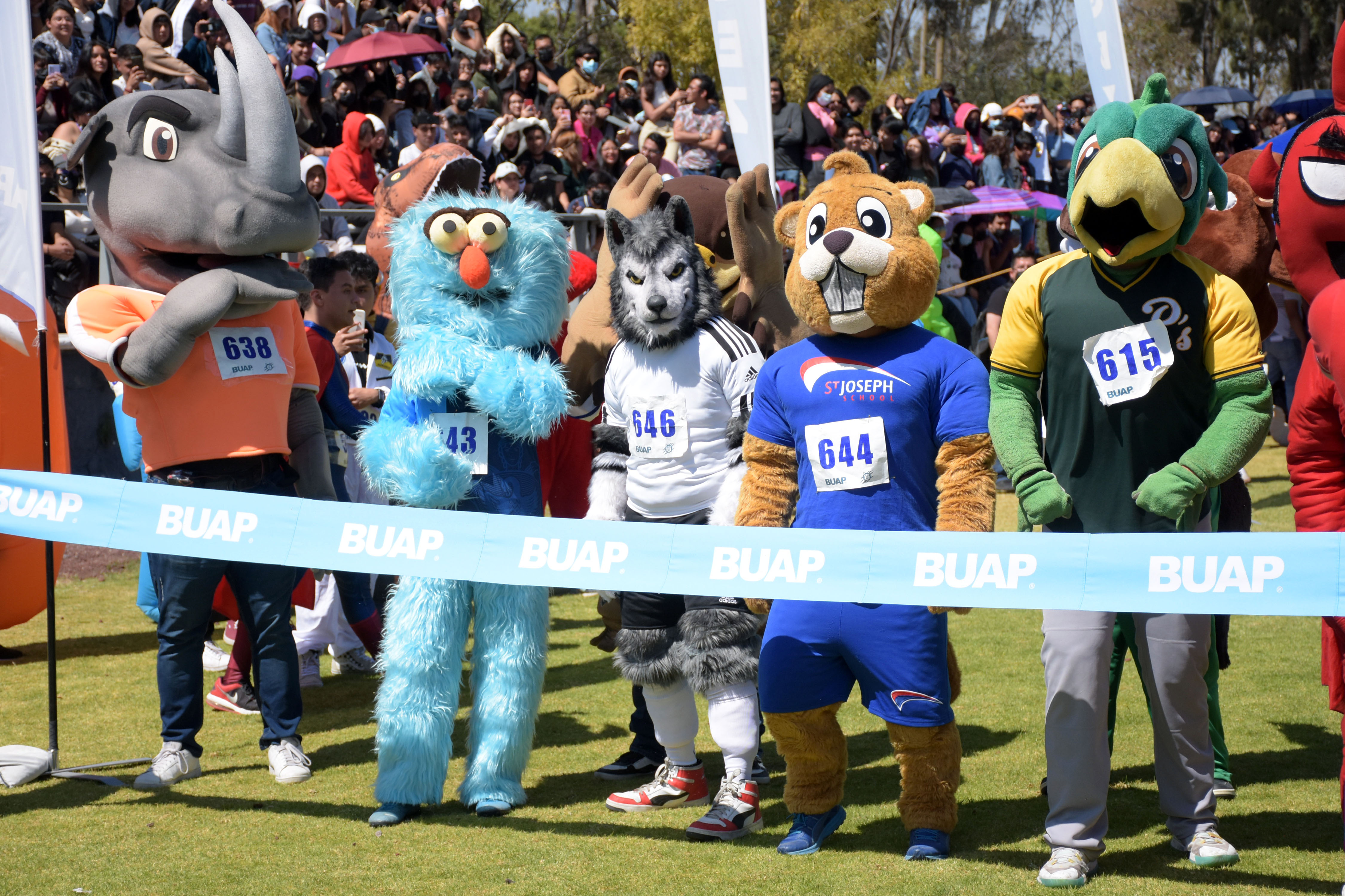 Celebra BUAP día del Amor y la Amistad con carrera de botargas