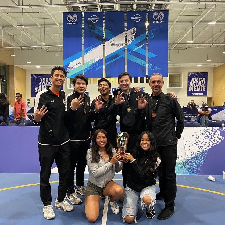 Los Leones de la Universidad Anáhuac Puebla concluyeron su participación en el torneo de la CONADEIP (Comisión Nacional del Deporte Estudiantil de Instituciones Privadas), donde participaron más de 39 universidades para medirse 1 a 1 durante 3 días seguidos. En cada uno de estos días, los Leones dieron todo de si viéndose reflejado en el medallero. La primera jornada fue para los leones de combate, comandados bajo las órdenes del entrenador Gustavo Mena Fernández, donde se enfocaron en buscar estar en el pódium en el cuál Juan Pablo Esquivel Ramírez, logró el tan anhelado primer lugar en la categoría de 80.1 a 87 kg dándole el oro a nuestra universidad. Hacia el final del día continuaron las buenas noticias pues los leones Emiliano Hernández Sánchez y Julio Eduardo Rosales Molina, lograron conseguir una presea de bronce en sus respectivas categorías 63.1 a 68 kg y + de 87 kg, cerrando de esta extraordinaria forma su participación en el nacional. Estos resultados, aunado a lo hecho por los leones Anáhuac: Jiménez González Frida María (49.1 a 53 kg), López Agustín Allison Yatziry (49.1 a 53 kg), Aguas Tomay José Armando (58.1 a 63 kg), Cervantes Matus Carlos Asael (58.1 a 63 kg) valieron demasiado como para obtener el 3er lugar por equipos a nivel nacional. Con la medalla de oro y 2 de bronce, los Leones de la Universidad Anáhuac de Puebla cerraron el ciclo para el representativo de taekwondo en este 2022, e iniciarán uno más para el próximo año, en donde ingresarán a diferentes torneos y tendrán participaciones especiales e impulsando su formación integral universitaria.