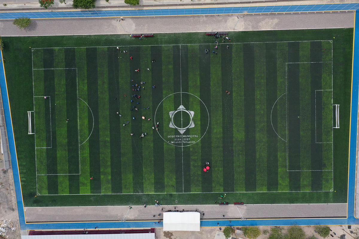 Inauguran cancha de pasto sintético en La Huizachera de Tehuacán