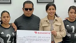 Gobierno estatal entrega incentivo al equipo de Golbol poblano