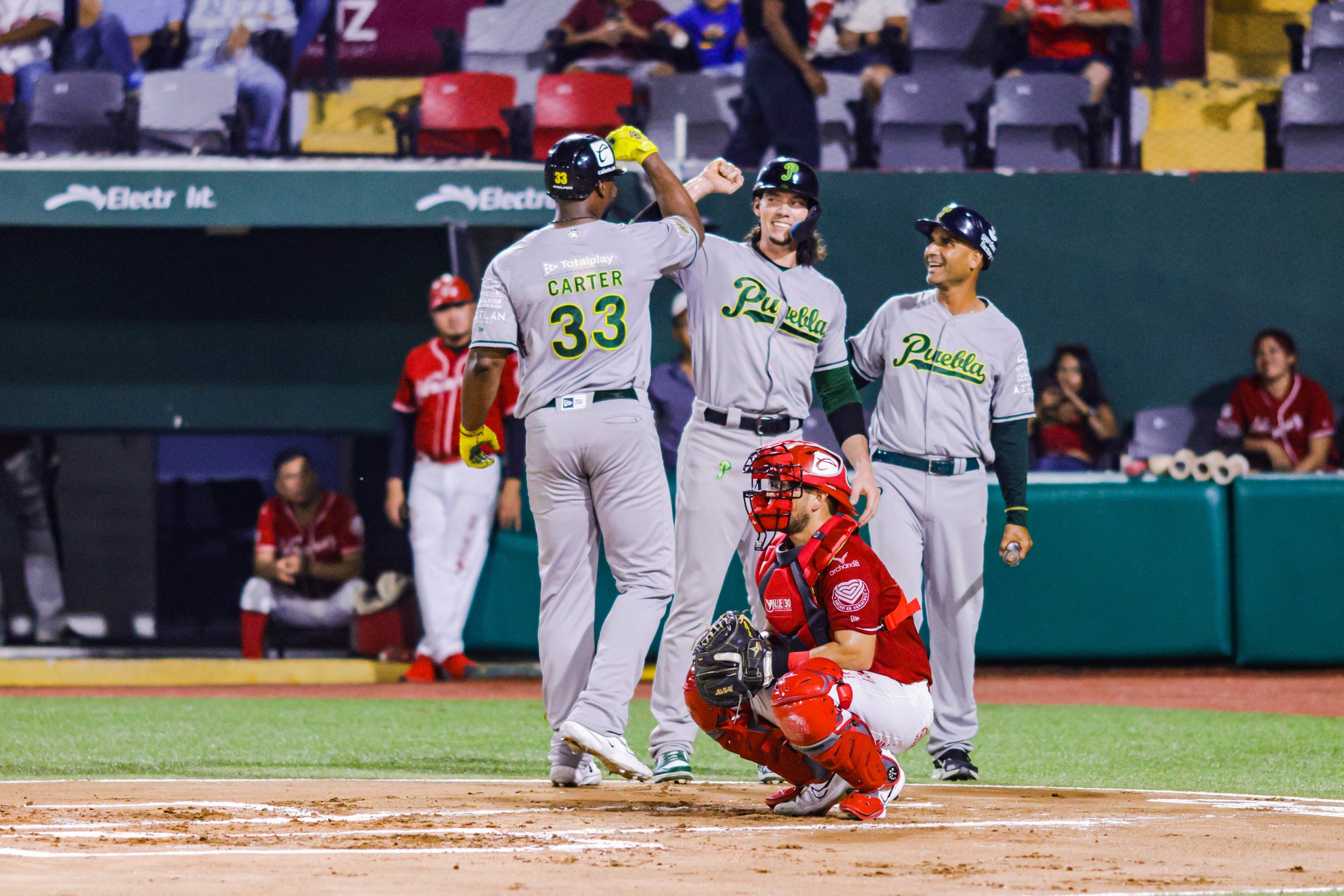 A base de jonrones, Pericos se lleva el primero ante el Águila