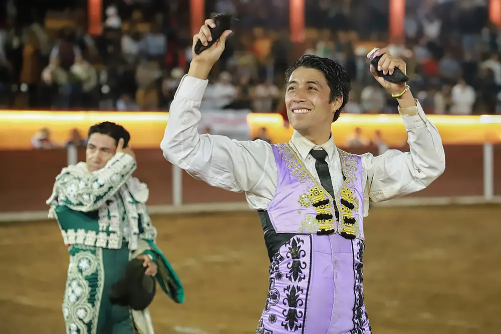 Serfio Flores triunfa en la corrida de Sábado de Gloria
