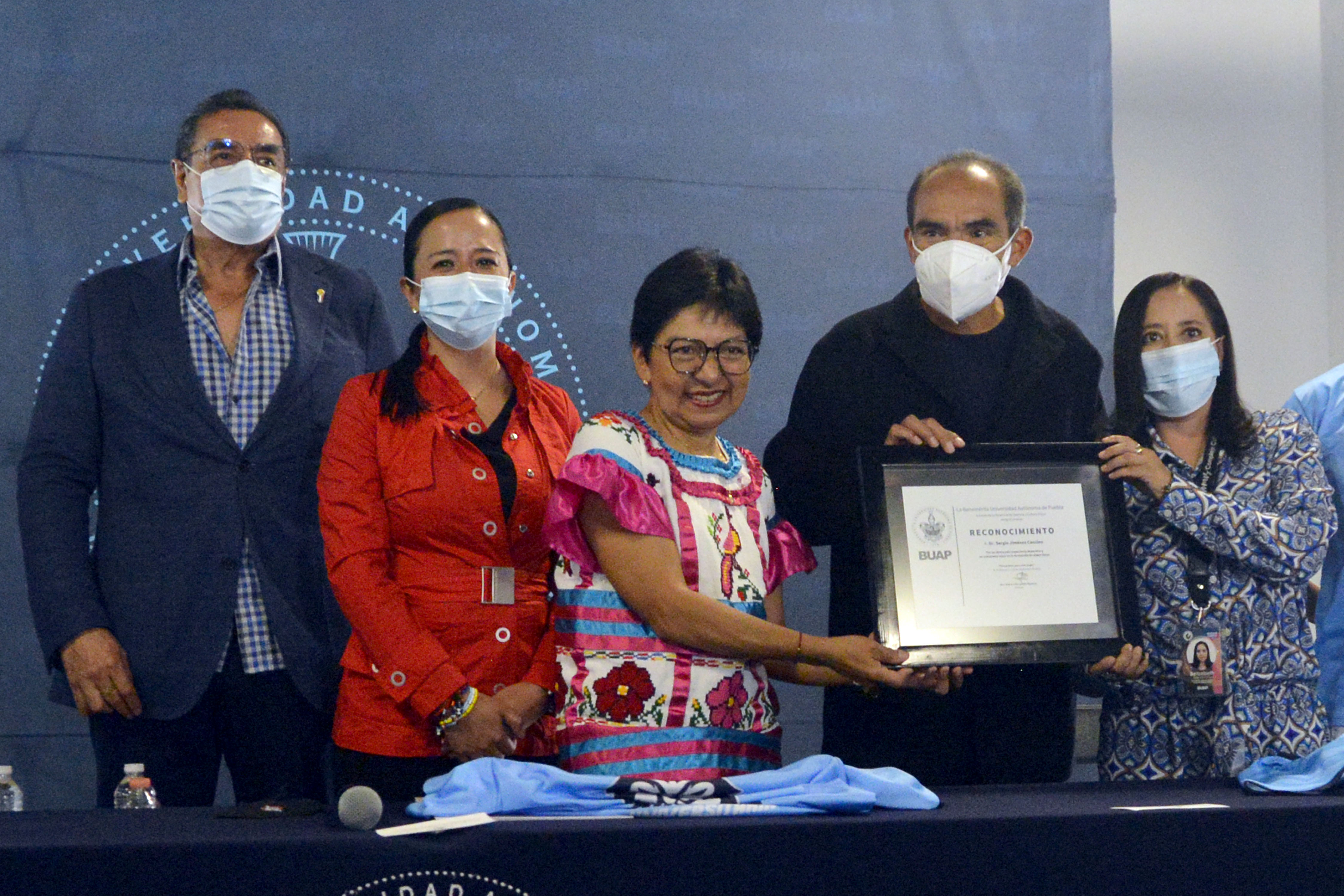 Rinde BUAP homenaje a trayectoria del maratonista Sergio Jiménez Cancino