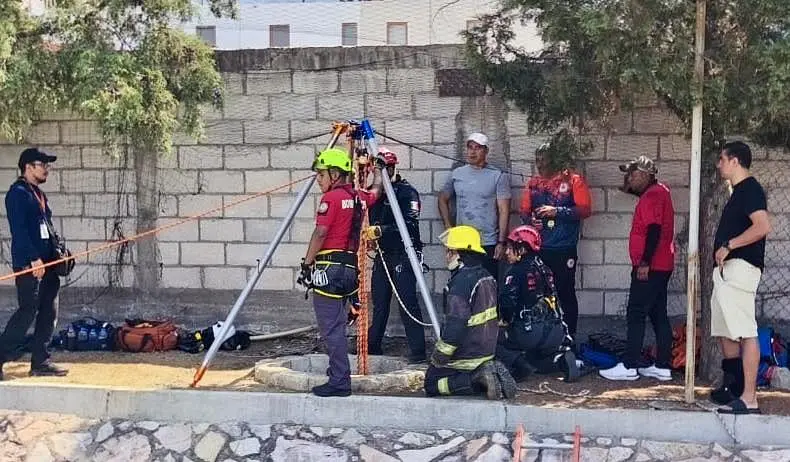 Rescatan con vida a padre e hijo tras caer a pozo en la Interamericana