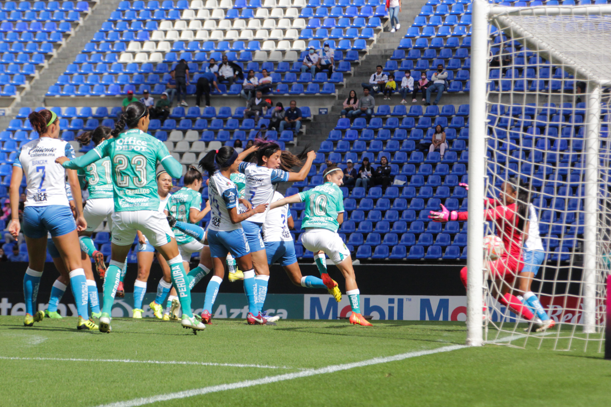 Con un contundente 3 goles a cero en su partido pendiente de la jornada 13, el Club Puebla cayó derrotado ante León (que aún se mantienen con posibilidades de clasificar a la Liguilla, esperando una combinación de resultados), y encara a un oscuro final de torneo en la Liga MX Femenil, pues de los últimos nueve puntos posibles sólo ha sumado una unidad, a la par de recibir una derrota más en casa.  Tan solo a los dos minutos del arranque en el estadio Cuauhtémoc, la leonesa Mariana Larroquette apareció para abrir el marcador en favor del conjunto esmeralda, lo que dio pauta para que la Fiera mantuviera el control del área chica poblana y terminara el primer tiempo con la ventaja.  A pesar de ir abajo en la pizarra, los asistentes al encuentro alentaron al Puebla Femenil para consolidar los acercamientos al arco rival que fue custodiado por la defensa visitante; aunque la asistencia fue apenas de 264 personas, el grito en las gradas fue alentador para las de dorsal blanquiazul.  Para el segundo tiempo, Puebla Femenil realizó tres cambios: Camila Fonseca por Samantha Martínez; Pilar Aceves por Fátima Bracamonte y Fátima Rosales por la incorporación de Rebeca Villuendas.  León continuó en busca del gol y fue la capitana Daniela Calderón quien anotó el segundo tanto con una actuación individual destacada a lo largo de todo el encuentro.  Las franjitas buscaron disminuir la distancia mientras Karla Morales se mantenía firme bajo los tres palos, pues gracias a ella el marcador en los primeros 45 minutos se mantuvo en la mínima.  Sin embargo la dorsal “22”, Natalia Penagos, anotó su primer tanto en el máximo circuito del futbol mexicano, cerrando así el marcador final que sentenció una derrota más para las locales en el “Dos Veces Mundialista”.  A pesar del intento de las enfranjadas por marcar el “gol del honor”, el marcador ya no tuvo movimiento.  Van por el último jalón En conferencia de prensa tras el partido, el director técnico del Club Puebla Femenil, Pablo Luna, habló acerca de este enfrentamiento y sus sensaciones acerca del partido respecto al arbitraje.  “Creo que fue un arbitraje bueno, en ningún momento vi que se haya inclinado de algún equipo o de algún lado. Vi un arbitraje que cumplió y en el resultado no influyó para nada”, dijo.  Sobre el juego ante Bravas de Juárez, señaló: “Lo más seguro es que cerremos con un triunfo. Hoy un equipo que fue bien armado, que fue superior en el terreno de juego, nos ganó un buen rival”.  La Franja cerrará el A2022 –sin posibilidades de clasificar a la liguilla con 11 puntos totales –el próximo 23 de octubre nuevamente en casa, ante Juárez. En este encuentro las de la frontera tampoco pueden pelear un puesto para clasificar.