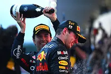 "Checo" Pérez escolta a Max Verstappen en el podio del GP Japón