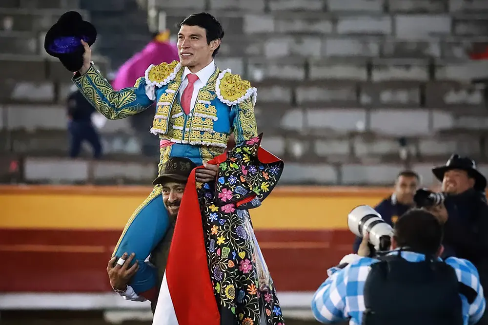 Bajo lluvia, Isaac Fonseca triunfa en Corrida Navideña de Apizaco