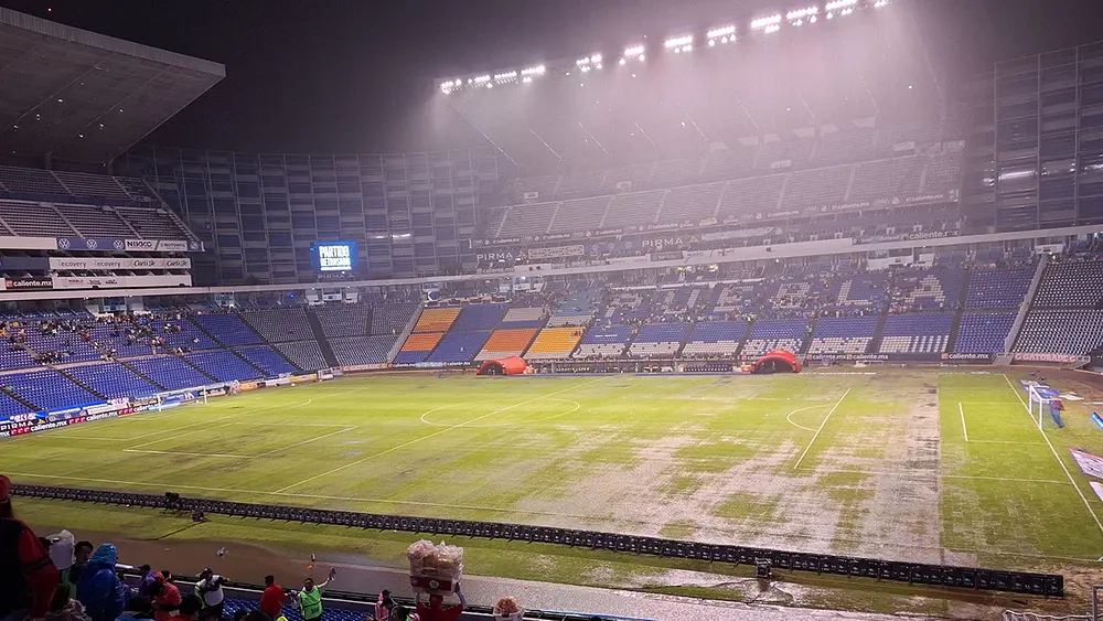 Por falta de garantías, suspenden partido Club Puebla-Chivas