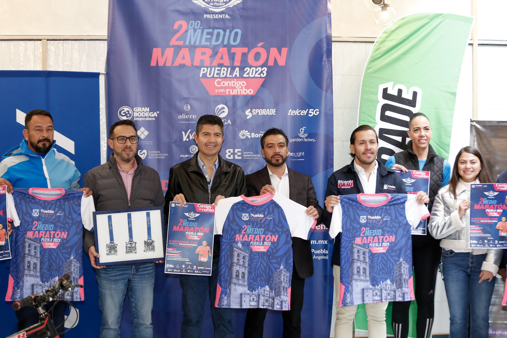 Presentan playera y medalla de Medio Maratón Puebla 2023