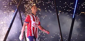 “Chicharito” protagoniza emotiva presentación en su regreso a Chivas
