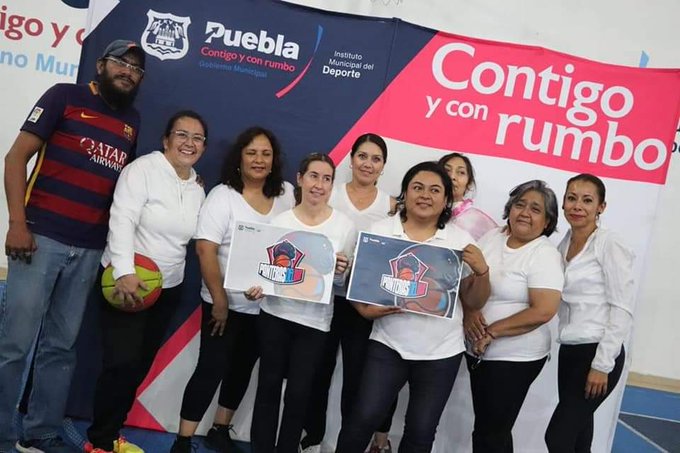 Como parte del compromiso de poder impactar a través del deporte en los diferentes sectores poblacionales, el Ayuntamiento de Puebla, que encabeza Eduardo Rivera Pérez, Presidente Municipal, busca combatir el sedentarismo a través de la actividad física. Por lo que el Instituto Municipal de Deporte, a cargo de Guillermo Antonio Iriarte González trabaja de manera conjunta con las diferentes secretarías y dependencias para llevar a cabo la primera edición del Torneo interdependencias de Baloncesto 2022, con el objetivo de generar lazos institucionales entre las y los trabajadores y generar una sana competencia en el reporte ráfaga. En esta ocasión participarán 7 equipos femeniles y 6 varoniles, con 170 servidores públicos divididos en 88 mujeres y 82 hombres que medirán sus fuerzas en las instalaciones del Gimnasio Puebla Sur, pertenecientes a Contraloría Municipal, Tesorería, Gerencia del Centro Histórico, Regidores, Servicios Públicos, Sistema DIF Municipal, Secretaría de Seguridad Ciudadana y el Instituto Municipal de Deporte de Puebla. En su intervención, Cecilia Barrios Espinoza, directora de Programas y Desarrollo del Sistema DIF Municipal, felicitó a los participantes para que continúen con actividades que favorezcan su desarrollo dentro y fuera de las oficinas, a fin de crear hábitos que favorezcan a su salud. Durante el primer partido inaugural en esta primera fase, se llevó la victoria el equipo representativo del Instituto Municipal del Deporte “Bulls Deporte” con un marcador de 29 - 05, el cual enfrentó al representativo de la Dirección de Servicios Públicos “Jardineros del Mal”.