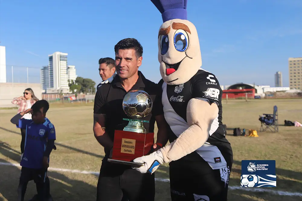 Matías Alustiza recibe sentido homenaje en Puebla 