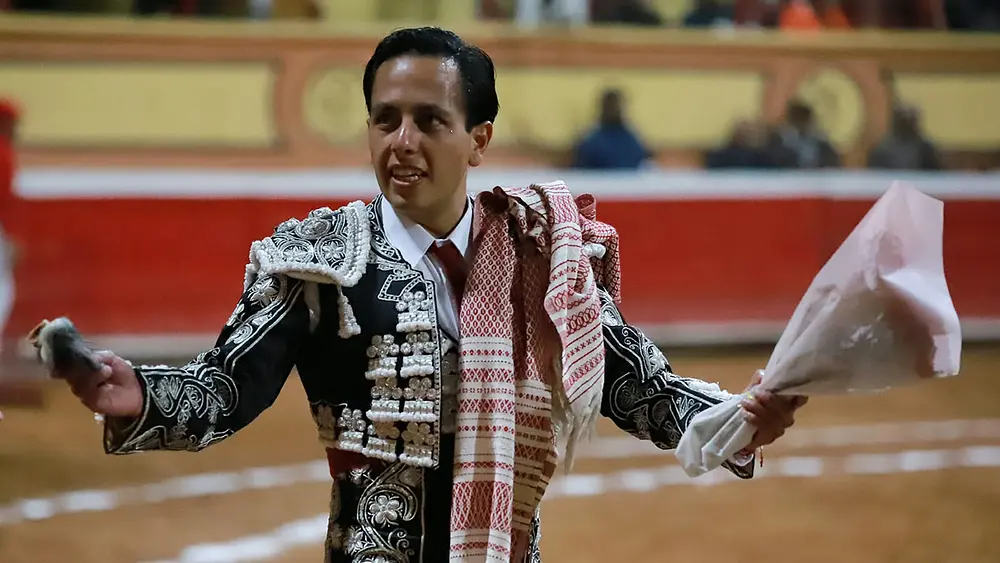 José de Alejandría cortó oreja en su alternativa en la Corrida de la Prensa de Huamantla