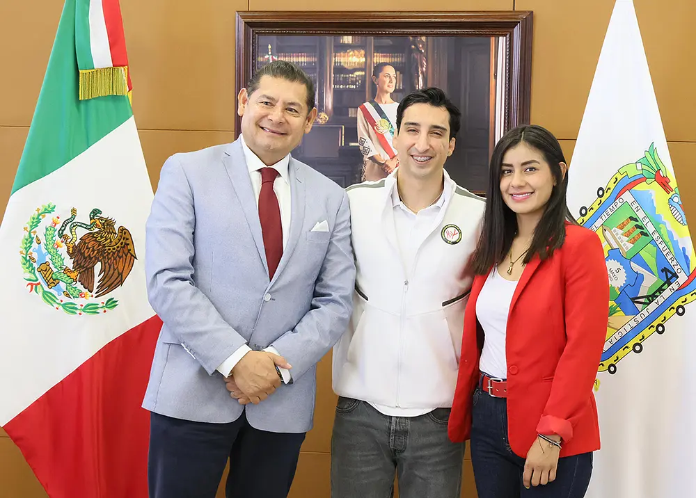 Gimnasta Diego Neumaier es reconocido por gobierno de Puebla