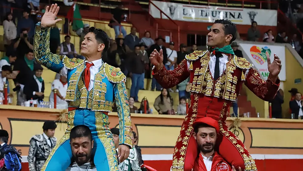 Rivera y “El Zapata” salen a hombros de La Taurina