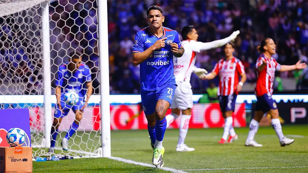 Cruz Azul termina con el invicto de Chivas