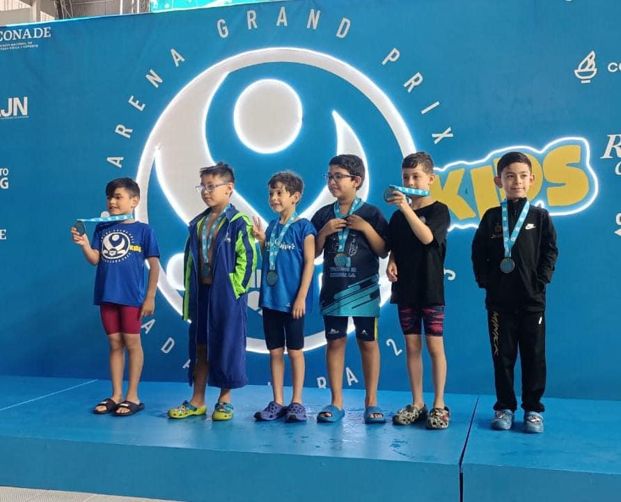 Pequeños poblanos sacan la casta en Grand Prix de Natación Kids