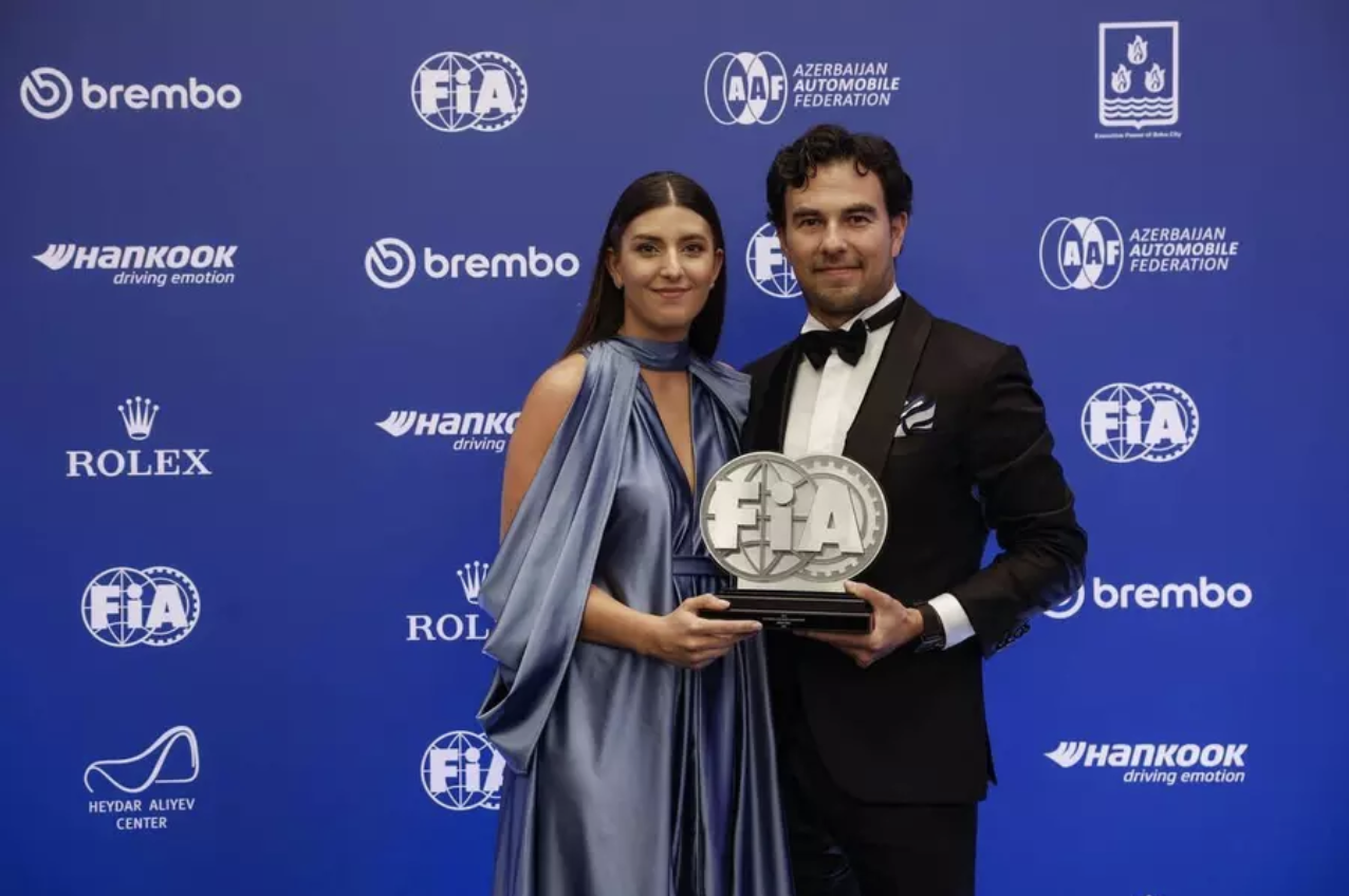 “Checo” recibe trofeo de subcampeón de la Fórmula 1