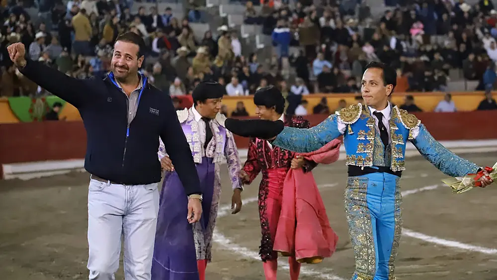 De Alejandría indulta y sale a hombros en Apizaco 
