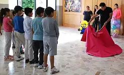 Luis Martínez comparte toreo y alegría con niños de casa hogar en Apizaco