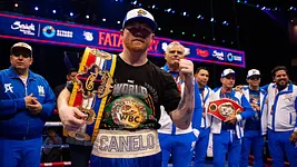 “Canelo” Álvarez vence a Scull y se mantiene como campeón supermediano