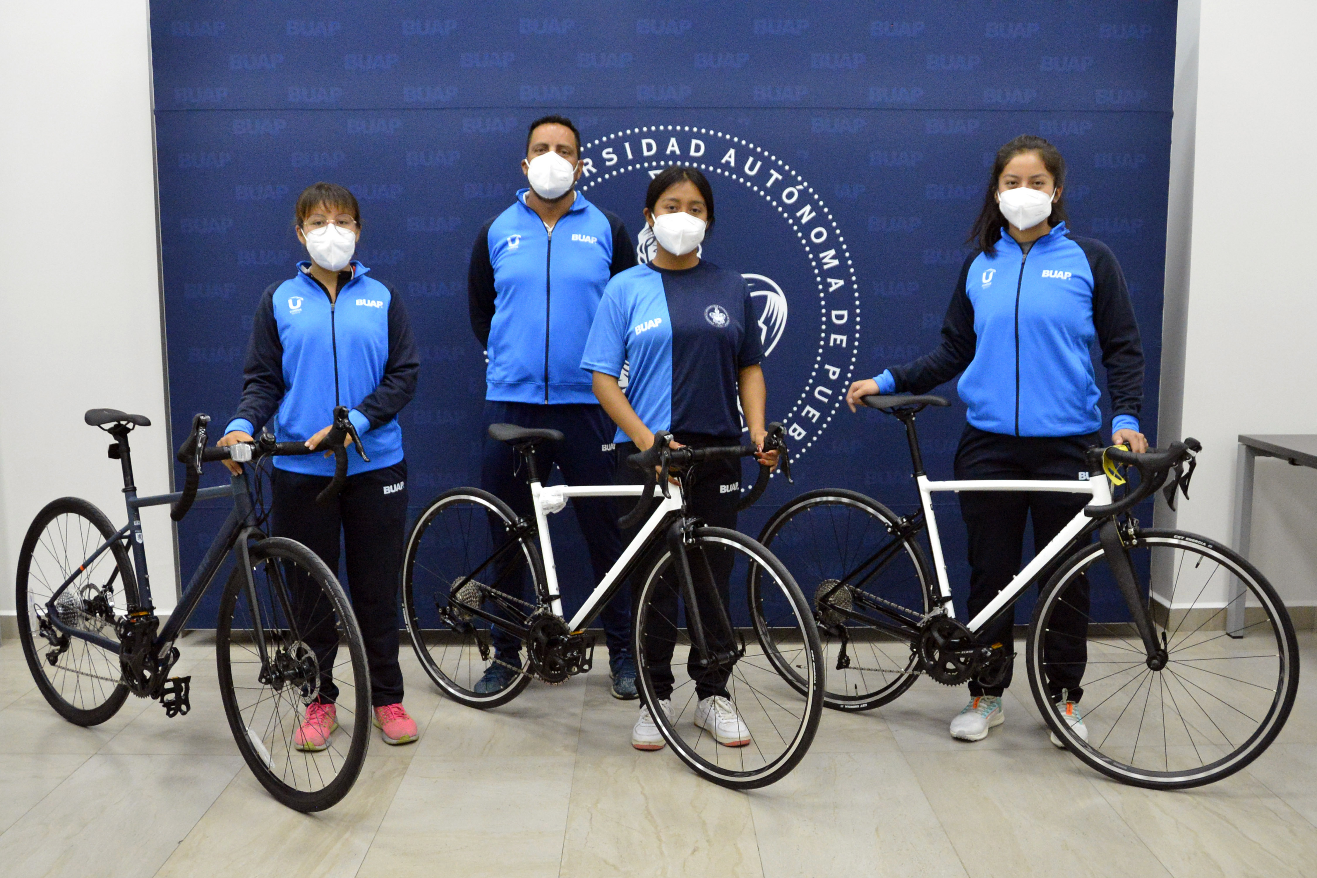 Donan bicicletas a selectivo de triatlón BUAP