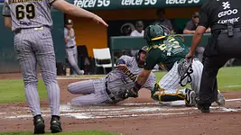 Pericos y Leones dividen honores; esta noche se define la serie