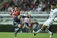 Chivas toma mínima ventaja sobre Pumas