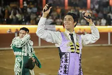 Serfio Flores triunfa en la corrida de Sábado de Gloria