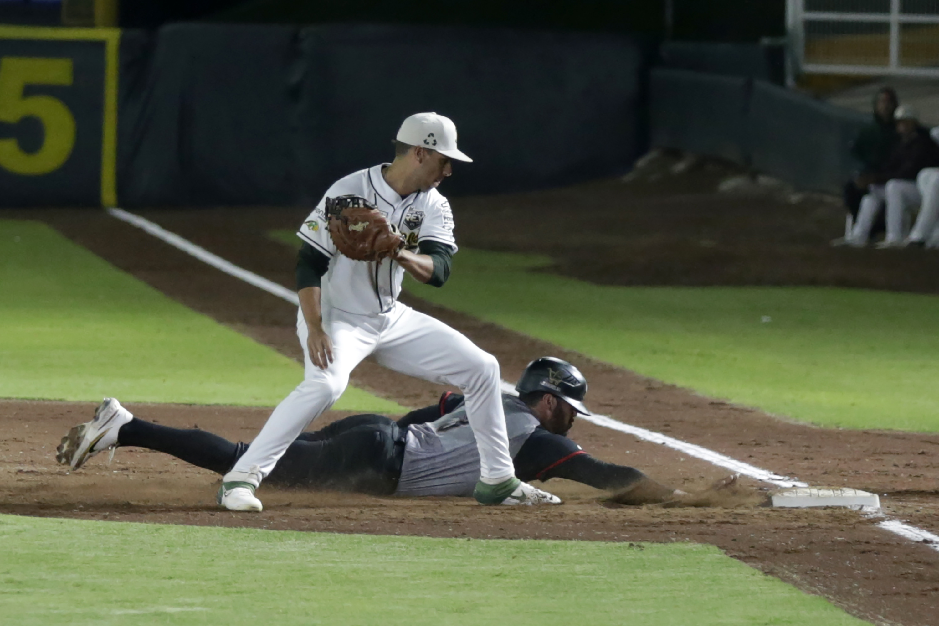 Guerreros le saca la victoria a Pericos en arranque de Liga Invernal