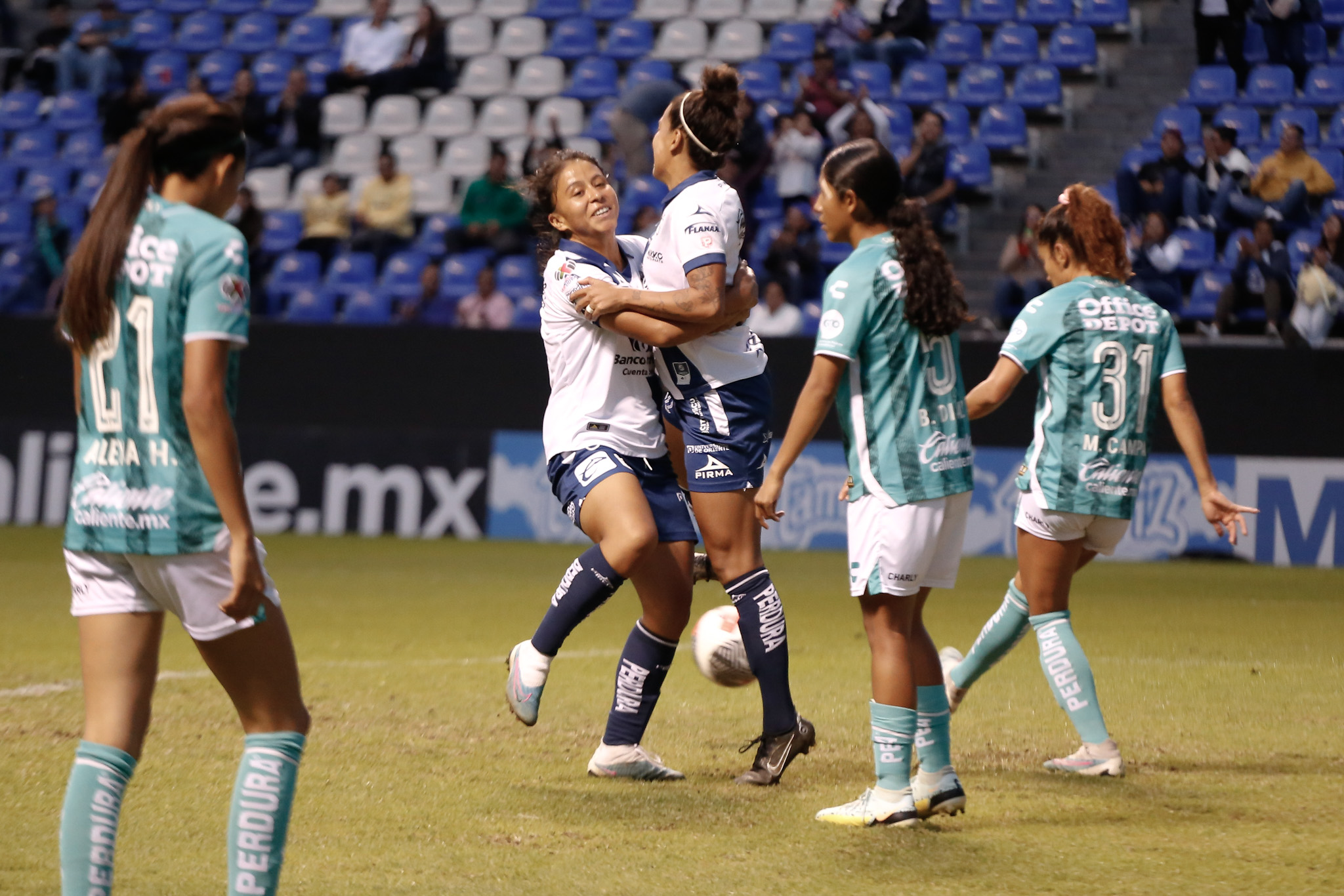 Savianna Gómez y Aisha Solórzano dan primer triunfo del Clausura 2024 al Puebla Femenil