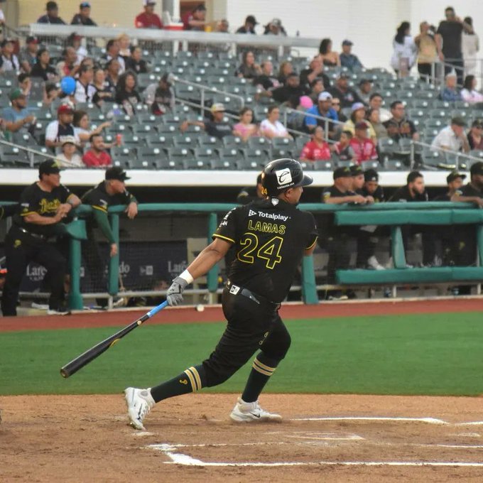 Los Pericos de Puebla ligaron su s&eacute;ptima derrota en calidad de visitantes, est&aacute; ocasi&oacute;n ante los Tecolotes de Dos Laredos, que derrotaron a la &ldquo;Novena Verde&rdquo; por pizarra de 9-11, esto pese a una gran reacci&oacute;n del equipo poblano.  Fue en la segunda entrada cuando los Tecolotes abrieron la pizarra mediante un sencillo a jard&iacute;n central de Grant Kay, que provoc&oacute; que Luis Jim&eacute;nez entrara a la caja registradora. Posteriormente, el mismo Grant Kay se apuntar&iacute;a la carrera gracias a otro sencillo, ahora por cuenta de Alonso Harris.  Con el 0-2 en la pizarra, Dos Laredos increment&oacute; la ventaja mediante Cade Gotta, quien aprovech&oacute; un error del tercera base de los poblanos, Miguel Guzm&aacute;n. El castigo de los locales continu&oacute; con un doble de Luis Jim&eacute;nez para la anotaci&oacute;n de Ali Castillo, dejando las cosas 0-4 a favor de los Tecolotes.  A&uacute;n en la tercera entrada, Danry V&aacute;squez har&iacute;a otro doble a jard&iacute;n derecho que fue inalcanzable para Danny Ortiz, impulsando a Kenny Vargas y a Luis Jim&eacute;nez a la tierra prometida y decretando el 0-6 de Dos Laredos sobre Pericos.  Pero la pesadilla a&uacute;n no terminaba, pues el desastre en el mont&iacute;culo de Pericos provoc&oacute; un sencillo productor de Tom&aacute;s Telis, permitiendo que Danry V&aacute;zquez llegara a la caja registradora para decretar, en el tercer rollo, una ventaja de siete carreras para los locales.  Pericos no se qued&oacute; con los brazos cruzados y en el cuarto rollo vino un triple de Peter O&rsquo;Brien, quien mand&oacute; a Alejandro Mej&iacute;a a la tierra prometida. Posteriormente, Miguel Guzm&aacute;n mandar&iacute;a fuera del estadio la bola para un jonr&oacute;n que permiti&oacute; tambi&eacute;n la carrera de O&rsquo;Brien, acercando a la &ldquo;Novena Verde&rdquo; en el tanteador 3-7.  En la quinta entrada vino un sacrificio de Danny Ortiz que permiti&oacute; a Jorge Flores anotar, colocando a Pericos solo 3 carreras por detr&aacute;s de Dos Laredos. Sin embargo, en este mismo episodio, Henry Gatewood se mandar&iacute;a un jonr&oacute;n que pondr&iacute;a tierra de por medio para los Tecolotes.  Pericos nuevamente respondi&oacute; y en el sexto rollo vino Antonio Lamas con extraordinario jonr&oacute;n a jard&iacute;n de la izquierda, impulsando adem&aacute;s a Peter O&rsquo;Brien y colocando la pizarra 6-8, a&uacute;n a favor de Dos Laredos.  En la s&eacute;ptima entrada, Pericos logr&oacute; darle la vuelta al marcador. Primero, Alejandro Mej&iacute;a lleg&oacute; a la caja registradora para poner a una carrera a la &ldquo;Novena Verde&rdquo;; posteriormente, Antonio Lamas mand&oacute; sencillo a jard&iacute;n central, provocando que Danny Ortiz y Alejandro Mej&iacute;a anotaran, dejando las cosas 9-8 a favor de los poblanos.  Pero de inmediato vino la reacci&oacute;n de Dos Laredos con un jonr&oacute;n de Tom&aacute;s Telis que se fue a jard&iacute;n izquierdo, impulsando adem&aacute;s a Grant Kay, colocando a los Tecolotes 9-10 sobre los poblanos.  Ya en la octava entrada, Kenny Vargas sentenci&oacute; el juego con un jonr&oacute;n a jard&iacute;n derecho, decretando el 9-11 final en la pizarra.