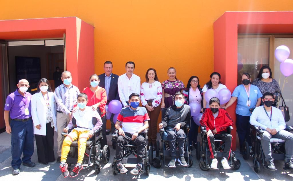 Entregan sillas de ruedas tras éxito del Maratón Puebla 2022