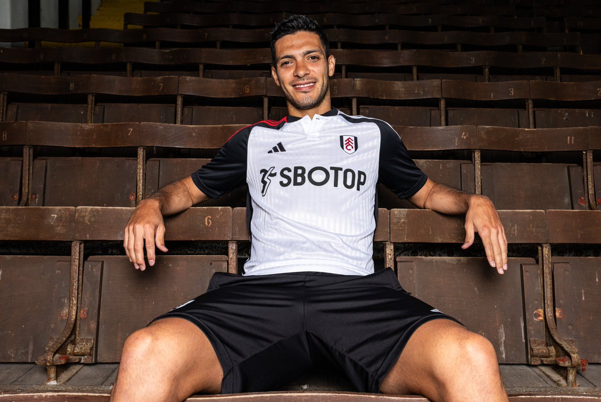 La aventura europea del delantero mexicano Raúl Jiménez tendrá un nuevo capítulo en Londres, pues este 25 de julio fue anunciado de manera oficial como nuevo jugador del Fulham de la Premier League inglesa. El delantero de la Selección Mexicana cambia de colores luego de defender al Wolverhampton Wanderers durante cinco temporadas, mismas que fueron de más a menos y donde quedó grabado aquel cabezazo en noviembre de 2020, que puso en riesgo su vida. Mediante redes sociales, el conjunto de Londres anunció la incorporación del artillero azteca como una respuesta al futuro de su actual delantero Aleksandar Mitrovic, quien busca salir del club e irse Al Hilal de Arabia Saudita, liga que acapara reflectores por el astro Cristiano Ronaldo y los millonarios salarios. Los Cottagers reclutaron a Raúl Jiménez, por 5.5 millones de libras, es decir, la quinta parte de lo que le costó al conjunto del Molineux, en 2018. Su contrato es hasta el 30 de junio de 2025 y existe la opción de extenderlo por un año mas. RECUADRO Los números del “Lobo” Jiménez (32 años), surgido en las Águilas del América, sumó 57 goles en 166 partidos con el Wolverhampton y buscará retomar el nivel que alguna vez lo hizo ganarse el temor del Big Six de Inglaterra. Fulham es el cuarto equipo de Raúl Jiménez en el “Viejo Continente”, tras su paso por Atlético de Madrid, Benfica y Wolves; y se convierte en el segundo jugador mexicano en defender los colores del Fulham, tras Carlos Salcido (2010).