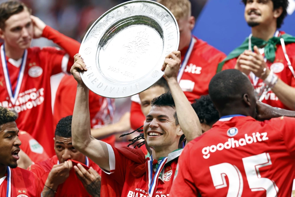 Hirving "Chucky" Lozano se corona campeón de liga en Países Bajos con el PSV
