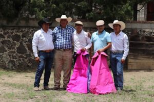 Torero Alejandro Lima “El Mojito” tienta en Tetla