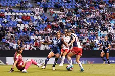 Chivas propina tercera derrota al Puebla Femenil