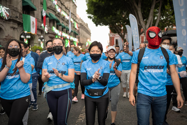 No obstante la lluvia, el Centro Histórico de Puebla vivió la Carrera Nocturna