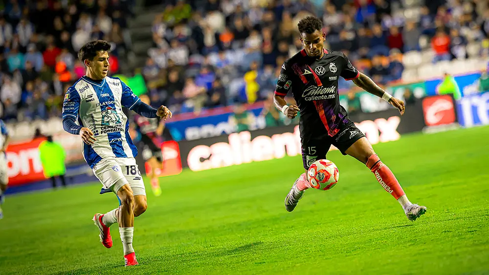 Con uno más, Puebla perdió ante Pachuca