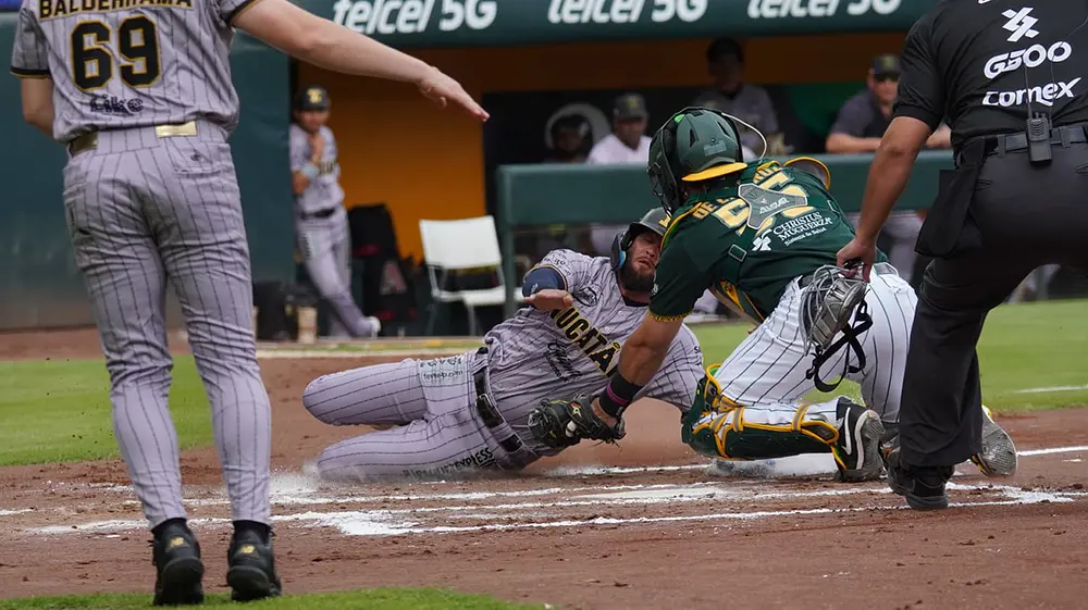 Pericos y Leones dividen honores; esta noche se define la serie