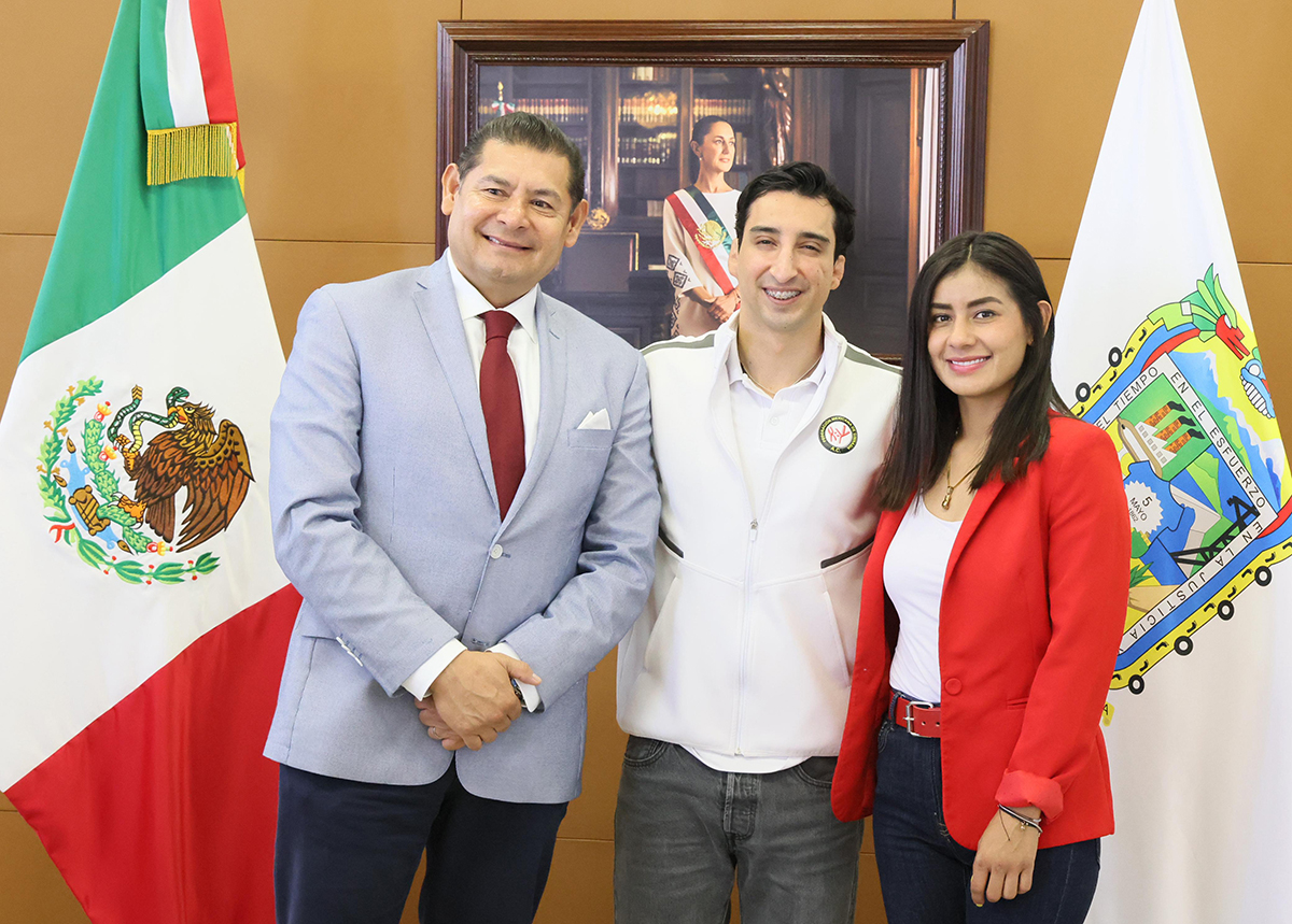 Gimnasta Diego Neumaier es reconocido por gobierno de Puebla