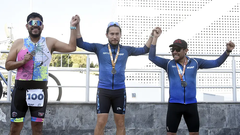 Báez y Campos ganan el Triatlón BUAP 2025